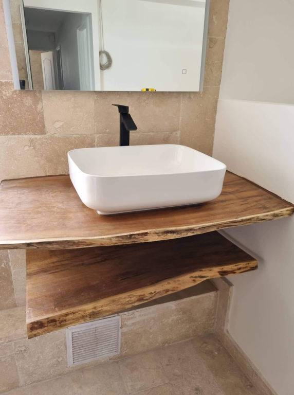 Mobilier en bois près de Saint-André